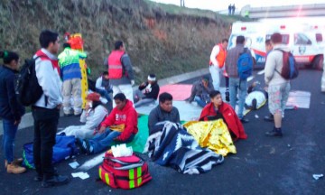 Choque entre ADO y tráiler deja 1 muerto y 30 heridos