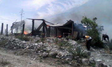 Deja incendio pérdida total de una casa en Izúcar