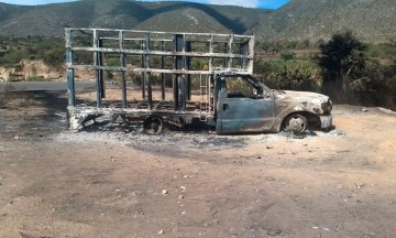Se calcinan dos camionetas