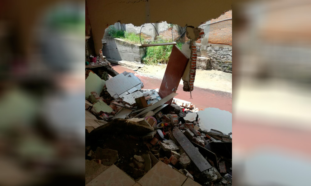 Se lleva río muro de casa