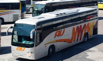 Con navajas, atracan autobús de AU