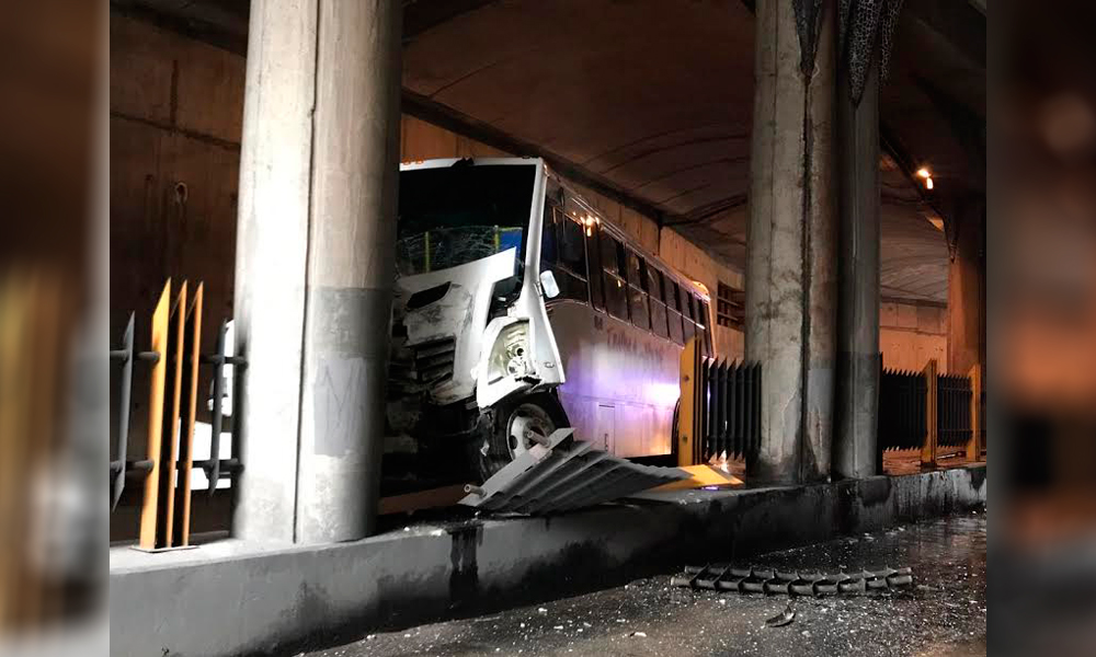 Bus se estampa contra columna