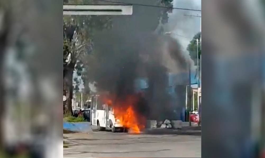 Se incendia microbús de la ruta 1A en bulevar Xonaca