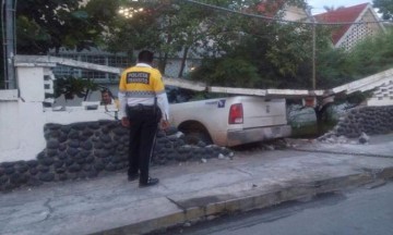 Camioneta de Sedesol tira barda de centro escolar