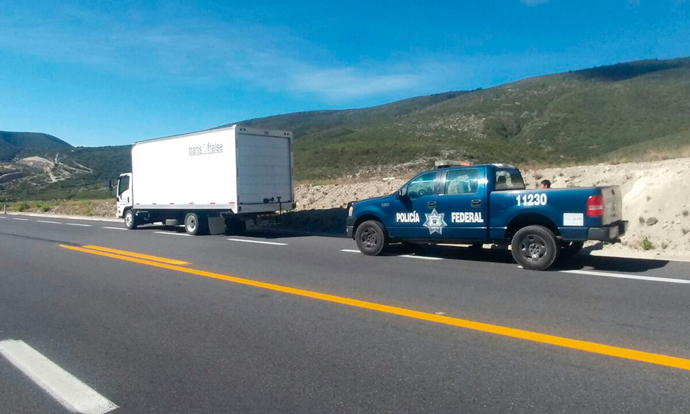 Roban camión a tiros... y después lo abandonan