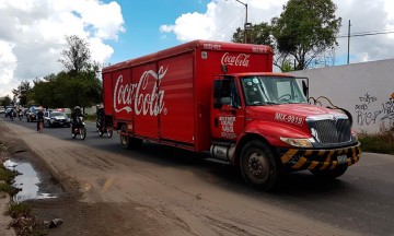 Roban a camión de Coca-Cola y privan de su libertad a ocupantes