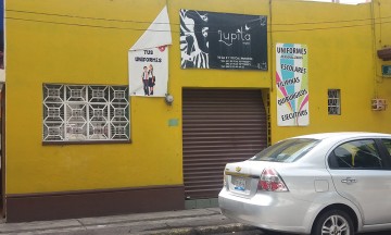 Asaltan tienda de uniformes