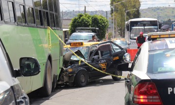 Se incrusta taxi contra un camión