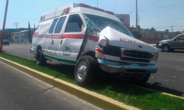 Chocan autobús y ambulancia en Tecamachalco