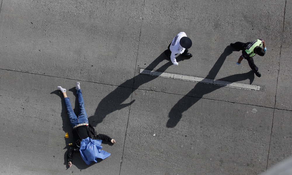 Muere motociclista al caer de puente