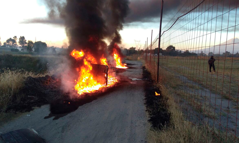 Arden contenedores de combustible ilegal en Atoyatenco