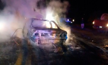 Arde automóvil en la Puebla-Tehuacán