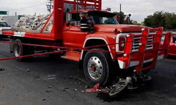 Pareja se estrella contra la muerte al derrapar moto