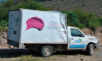 Bajan camioneta repartidora de Avon