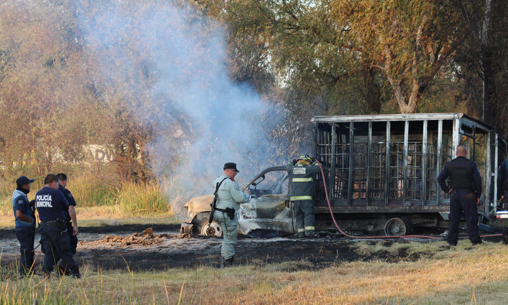 Sofocan incendio de camioneta huachicolera