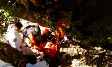 Joven ciclista cae 6 metros... y la libra