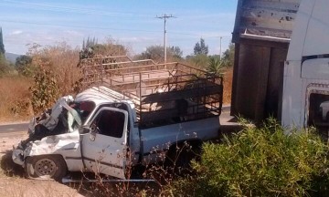 Impacta tráiler a pick up en la Puebla-Tehucán; hay un muerto