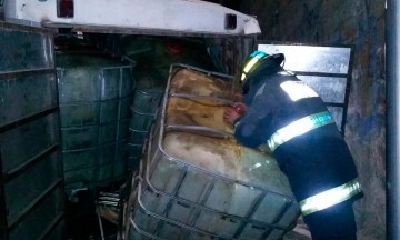 Aseguran microbús con mil 500 litros de huachicol