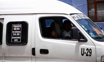 Mujer da a luz en transporte público