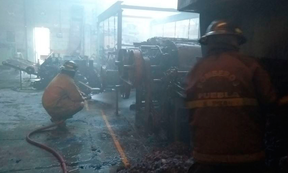 Bomberos sofocan incendio en bodega de colchones