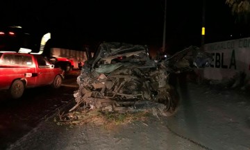 Por viajar a exceso de velocidad, conductor muere