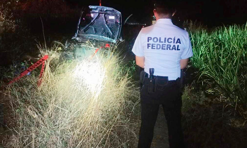 Agente vial vuelca su auto; no llevaba cinturón 