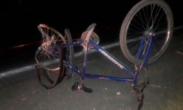 Arrolla a ciclista y se da la fuga 