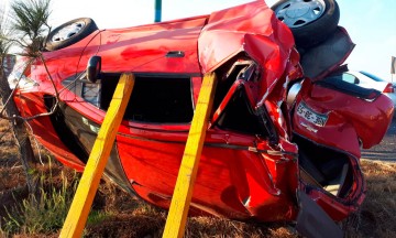 Vuelca camioneta; hay dos heridos 