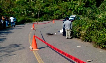 Motociclista fallece arrollado por invadir carril contrario