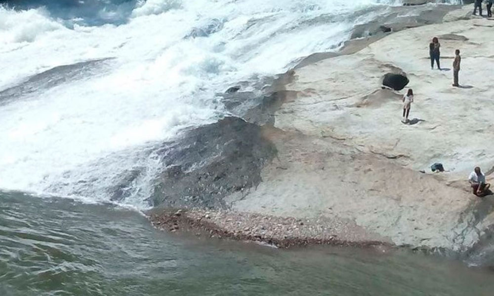 Se tragan ríos de la Sierra a dos bañistas  