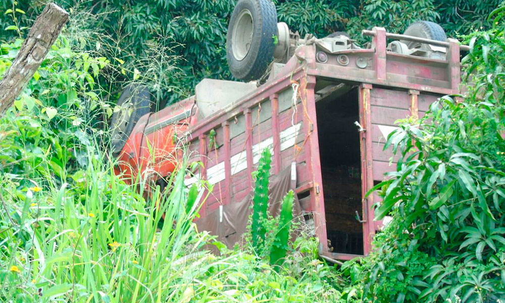 Frenan accidentes viales la vida de dos hombres 