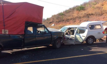 Choca camioneta del INE en Acatlán; hay cinco lesionados