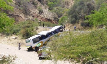 Se va autobús de pasajeros a barranco