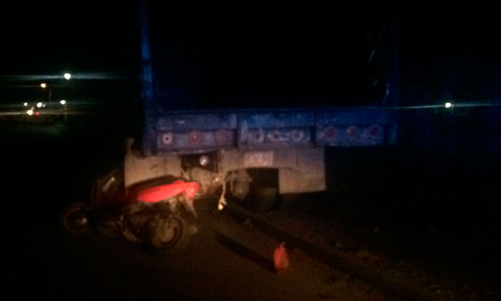 Se estampa joven motociclista 