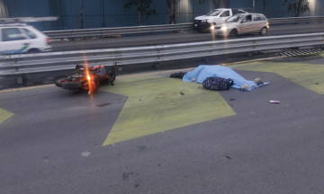 Aplasta auto a motociclista; no llevaba casco