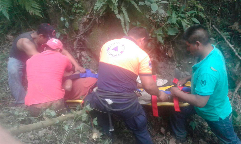 Cae a barranco de 70 metros 