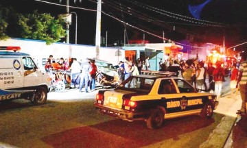 Termina loca carrera de chavos alcoholizados contra combi