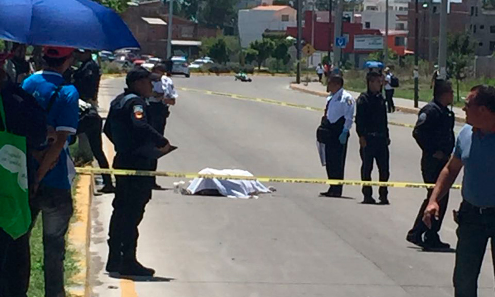 Derrapa joven motociclista tras arrollar a un abuelito