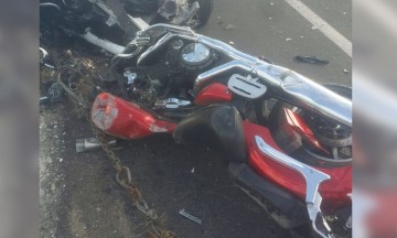 Termina motociclista partido en dos 