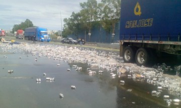 Vuelca tr&aacute;iler con cerveza en la Puebla-C&oacute;rdoba 