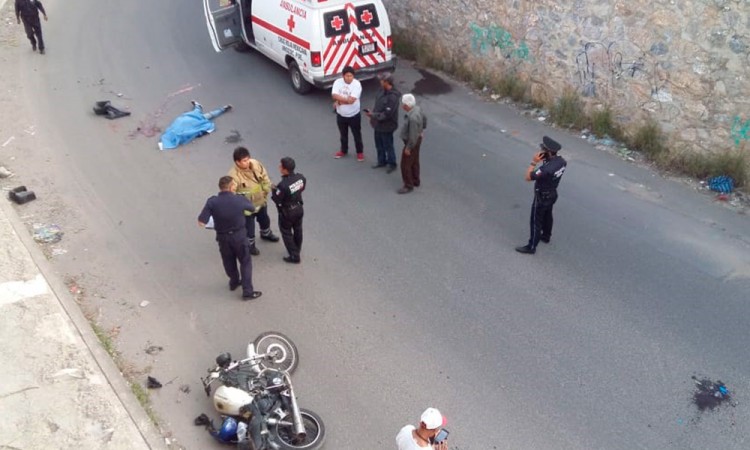 Cae motociclista hasta el más allá