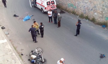 Cae motociclista hasta el m&aacute;s all&aacute;
