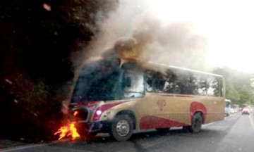 Se estrella motociclista contra camión