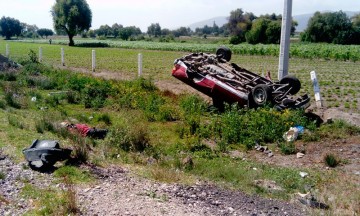 Vuelcan cacos en camioneta recién robada 