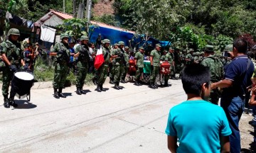 Sepultan con honores a militar baleado 