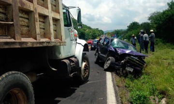 Pierde la caída; luchador se estampa contra camión  de volteo 
