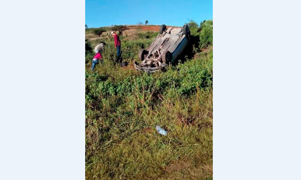 Buscan a familiares de joven lesionado en volcadura