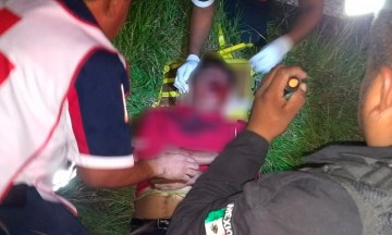 Sobrevive motociclista a derrapón 