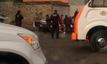 Policías llevaban a mujer en patrulla chocada