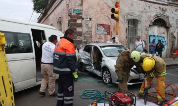 Por semaforazo, ocho lesionados 